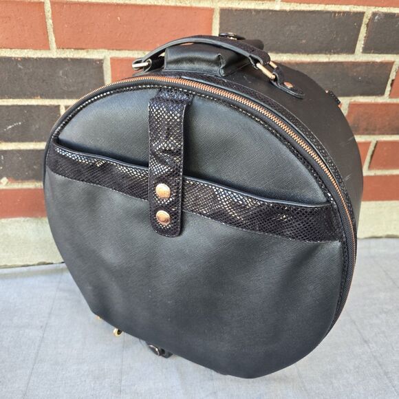 Chic Black Round Travel Bag - Picture 2 of 15
